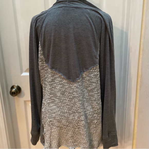 Buckle BKE layered gray fly away cable knot sweater - Picture 5 of 5